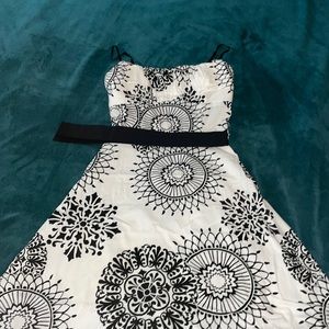 Beautiful medallion black and white dress EUC! *Vintage*